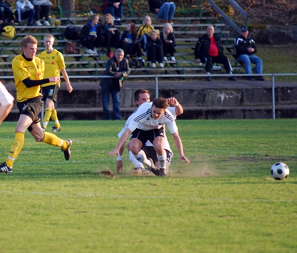 2010_0429_192932AA.JPG - 2st BK30 spelare springer ihop i jakten på Filip Stjernfeldt