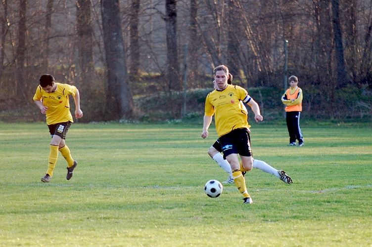 2010_0429_193311AA.JPG - Mikael Wiker driver upp bollen