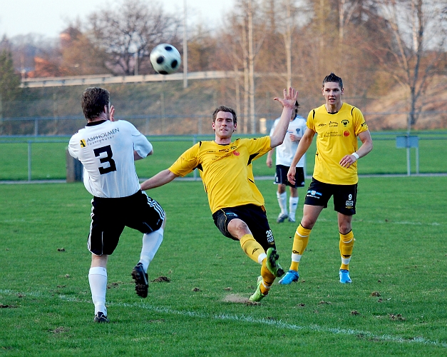 2010_0429_200733AA.JPG - Dennis Jansson lyfter bollen över målet