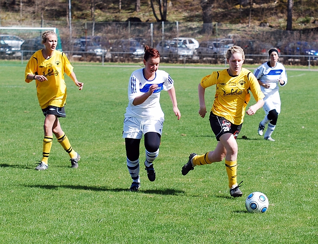 2010_0502_01.JPG - Nelly Kejbert driver bollen förbi Tuna-Ekeby försvararen