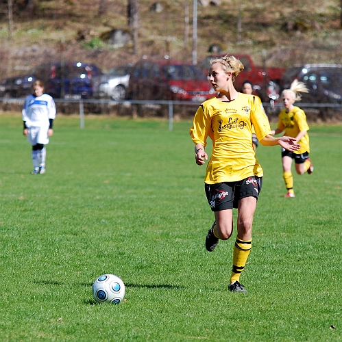 2010_0502_03.JPG - Linn Simonsson tittar upp efter passningsalternativ