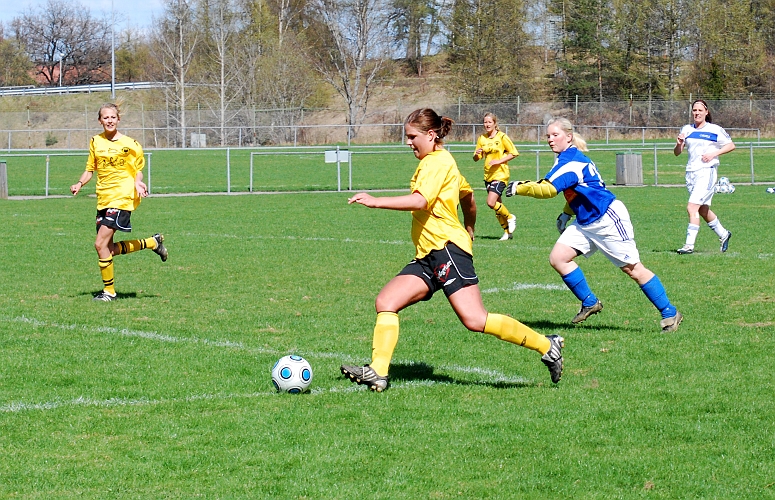 2010_0502_05.JPG - . . . . och avancerar mot öppet mål . . . .