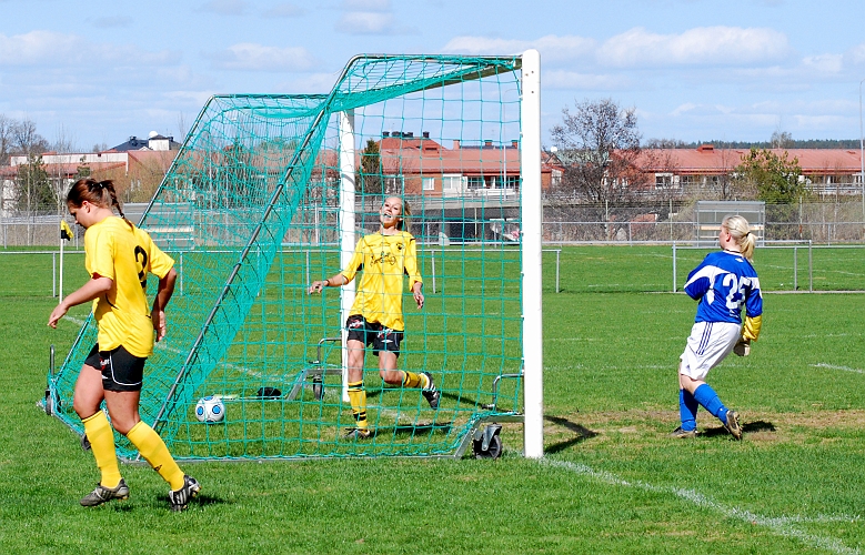 2010_0502_06.JPG - Kvittering till 1-1 genom nr.2 Ida Sörén i tom målbur