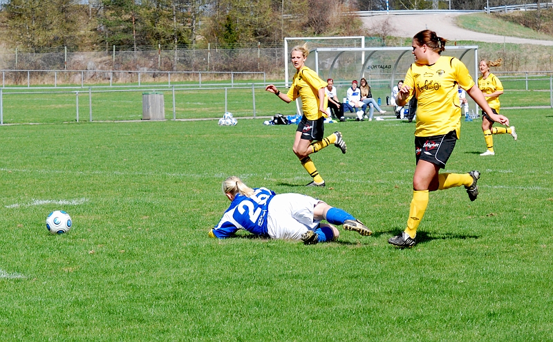 2010_0502_09.JPG - Ida Sörén spelar fram Linn Simonsson . . . .