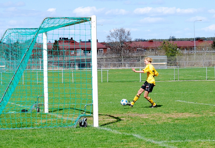 2010_0502_10.JPG - . . . . och Linn Simonsson kan slå bollen i tomt mål och ge Södra ledningen med 2-1