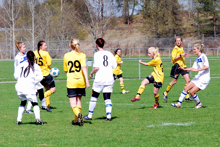 2010_0502_14.JPG - Elin Andersson skjuter mot mål, strax innaför straffområdet