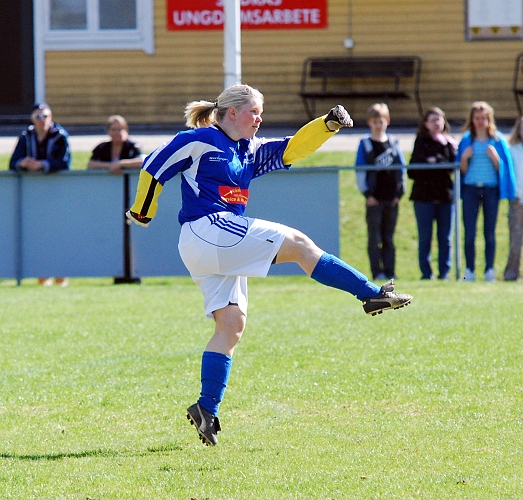 2010_0502_15.JPG - Tuna-Ekeby's målvakt är utanför straffområdet och rensar undan bollen