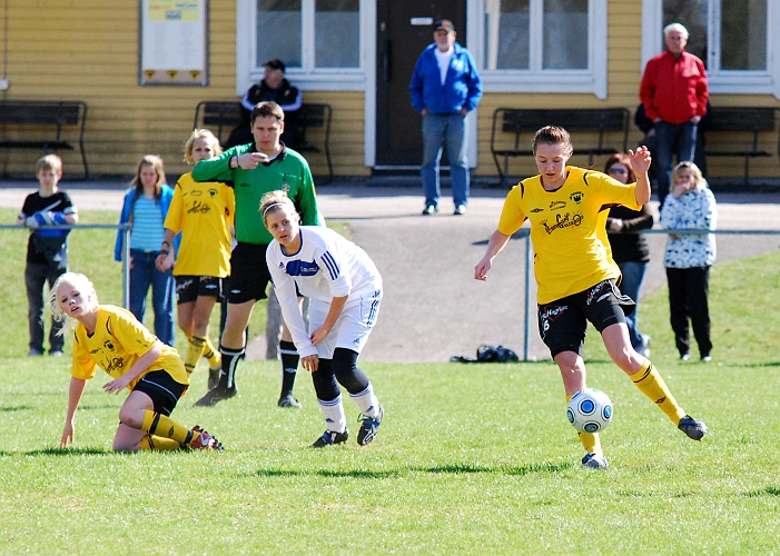 2010_0502_16.JPG - Sofia Andersson spelar in bollen mot målet