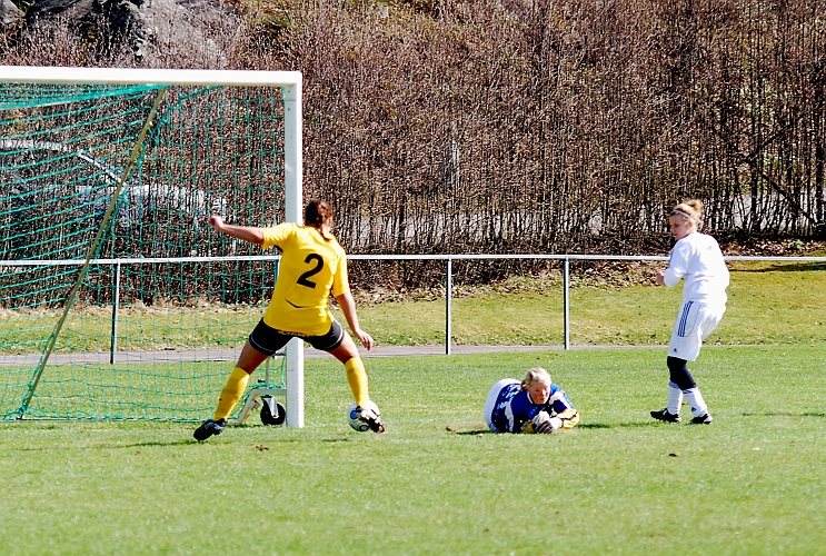 2010_0502_20.JPG - Här tror alla att avgörande målet skulle komma, men bollen passerar Ida Sörén på något underligt vis