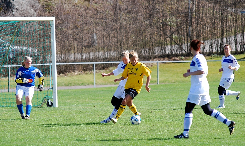 2010_0502_23.JPG - Rebecca Collstam dribblar inne i straffområdet