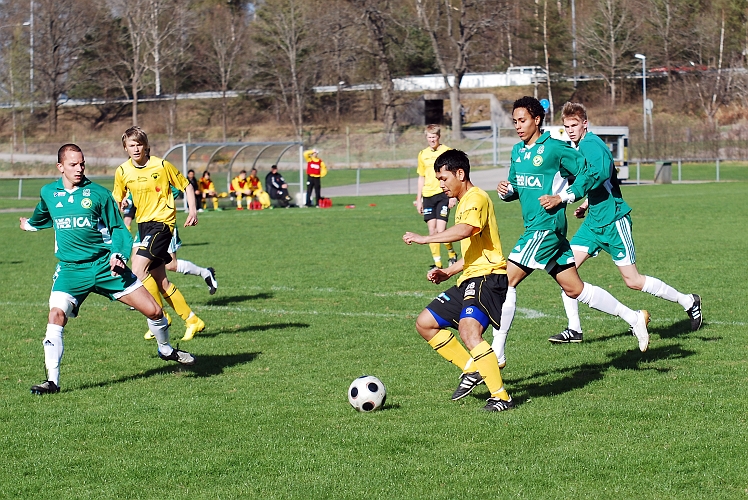 2010_0502_03.JPG - "Tak" försöker att skära in från kanten och få till ett avslut