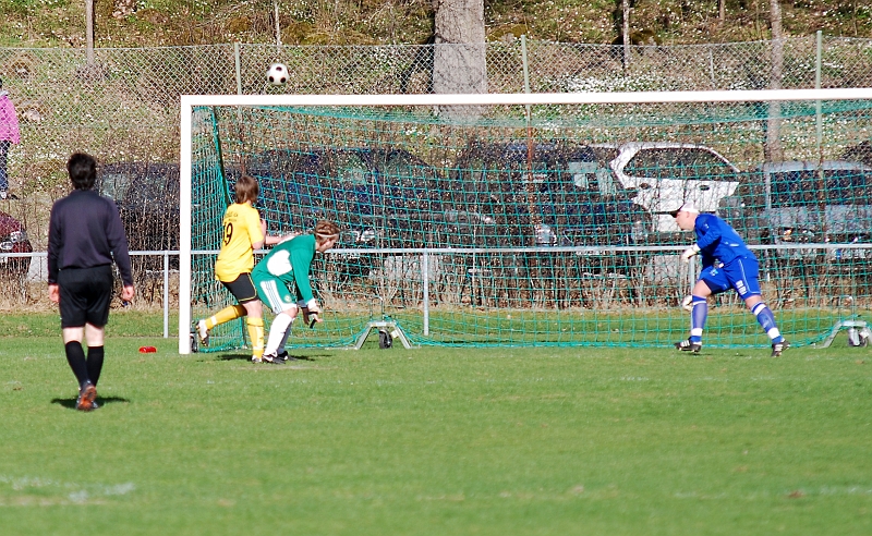 2010_0502_11.JPG - En farlig Franke chans men bollen går strax över ribban