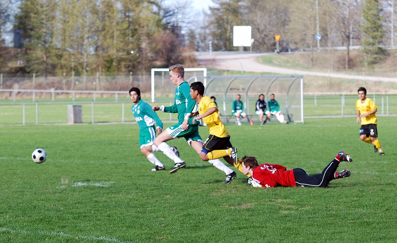 2010_0502_13.JPG - Franke's målvakt är överspelad men bollen går utanför stolpen