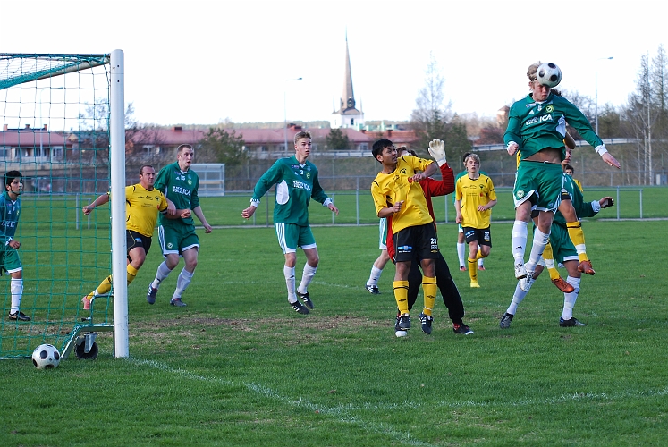 2010_0502_14.JPG - Frankespelararen nickar undan bollen till hörna