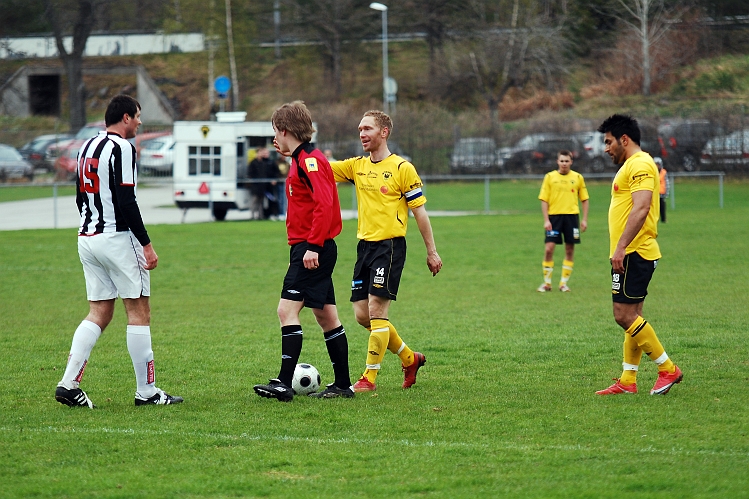 2010_0508_28.JPG - Mikael Wiker ser till att Juventus spelaren flyttar sig, medan Arton Bekaj koncentrerar sig på frisparken