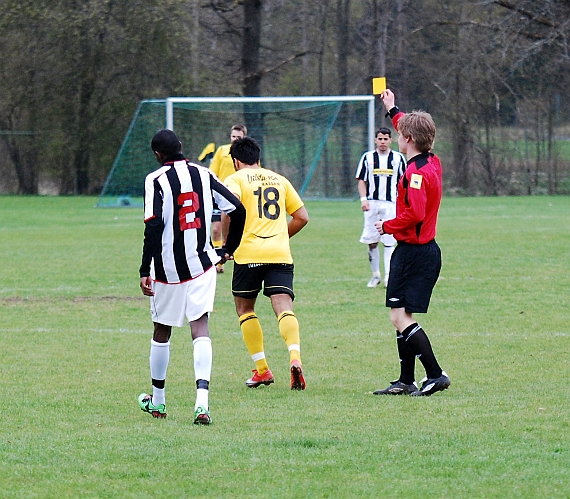 2010_0508_32.JPG - Arton Bekaj får gult kort efter att han sparkat bort bollen efter avblåsning