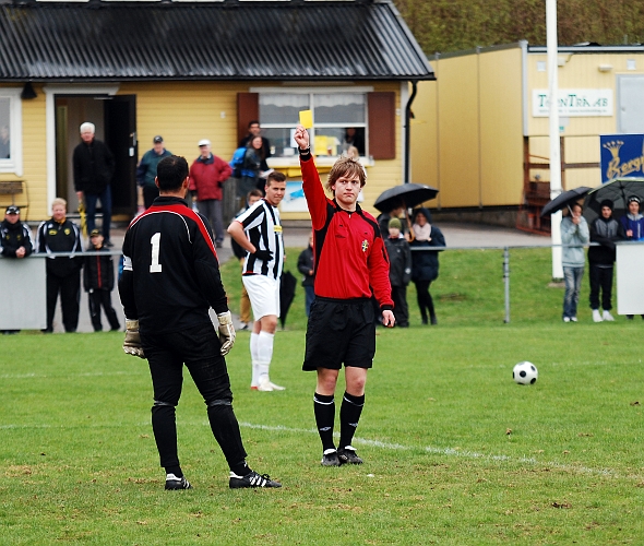 2010_0508_34.JPG - Juventus målvakt för gult kort efter fördröjande av spel mm