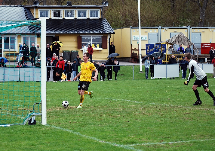 2010_0508_46.JPG - . . . . Dennis Jansson som kan göra 4-0 i tom målbur