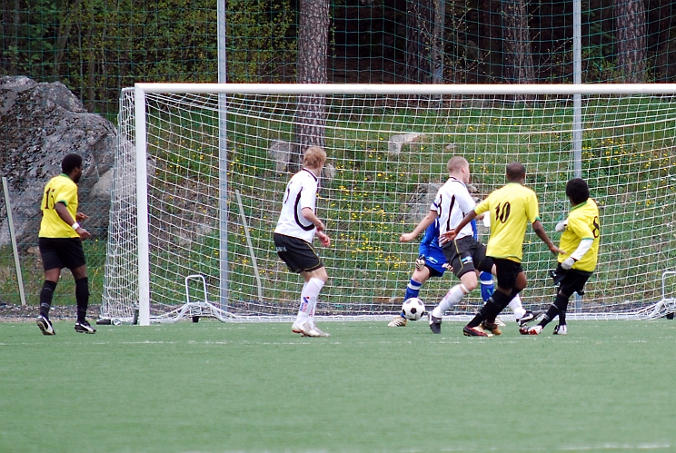 2010_0516_02.JPG - Bäckby (gula tröjor) började friskt och har här en halvchans framför Södramålet