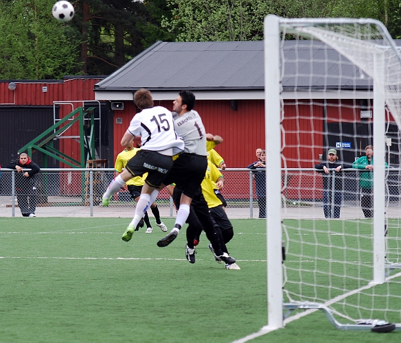 2010_0516_03.JPG - Dennis Jansson i höjdduell med Bäckby's målvakt