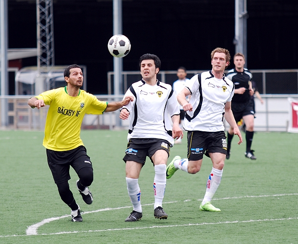 2010_0516_20.JPG - Mergim Bekaj i kamp om bollen med en Bäckby försvarare