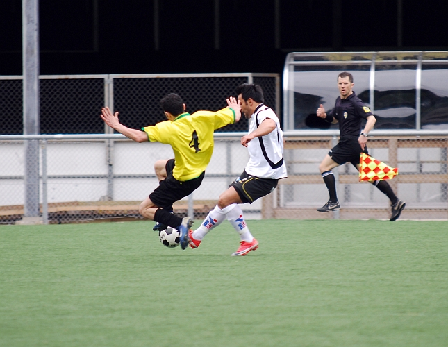 2010_0516_33.JPG - Bäckby's försvarare gör en brytning när Arton Bekaj driver bollen