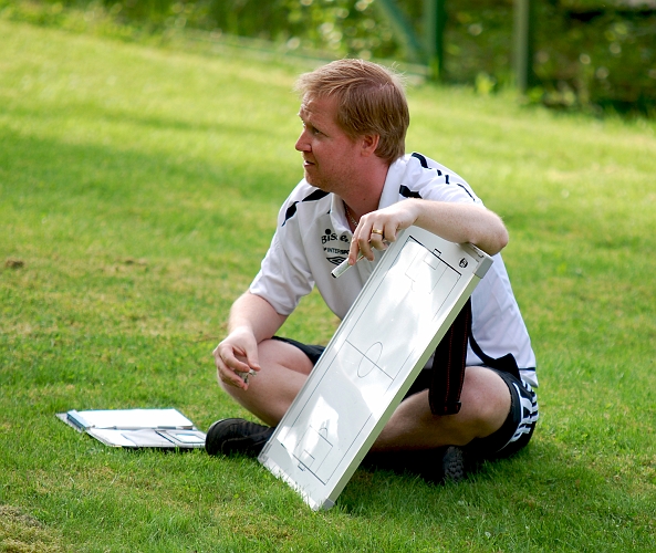 2010_0520_02.JPG - Tränaren Ronnie Nilsson drar upp riktlinjerna inför matchen