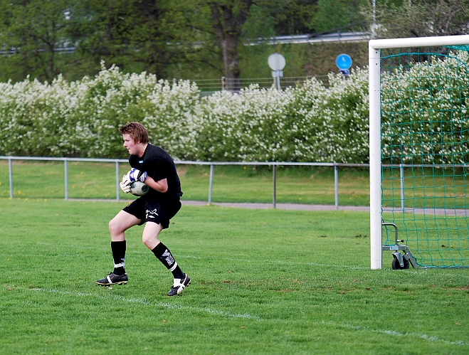 2010_0520_03.JPG - Uppvärmning av målvakten Simon Bergström innan match