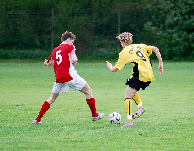 2010_0520_06.JPG - Simon Borell utmanar Hallstaförsvararen