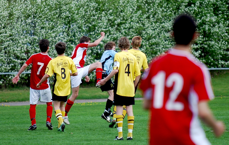 2010_0520_10.JPG - Södra's målvakt Simon Bergström går ut och tar hand om bollen