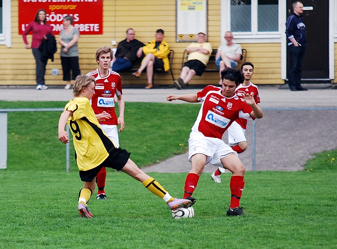 2010_0520_17.JPG - Simon Borell i närkamp med en Hallstaspelare