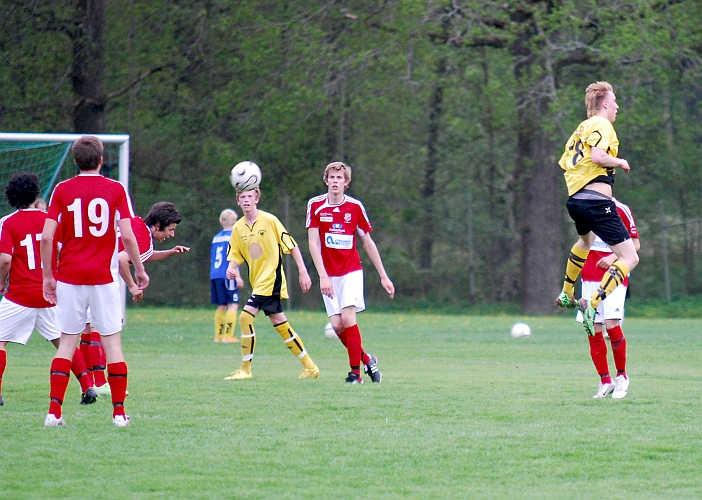 2010_0520_19.JPG - "Basse" Karlsson hoppar högst men når ändå inte bollen