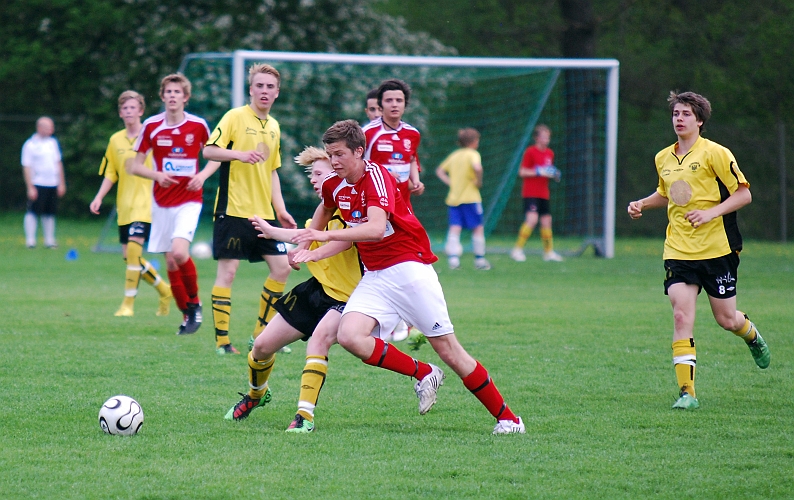2010_0520_20.JPG - Jesper Gravé försöker att hålla undan och täcka bollen
