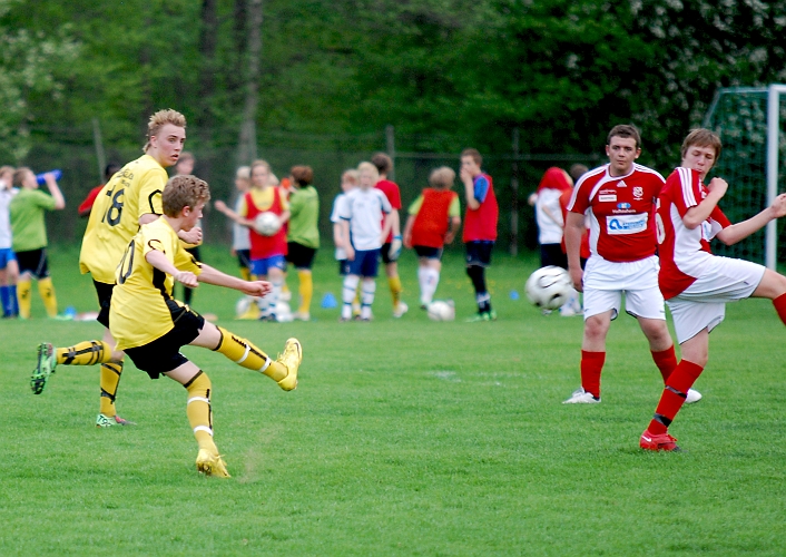 2010_0520_21.JPG - Kristoffer Kullander provar med ett skott utifrån planen