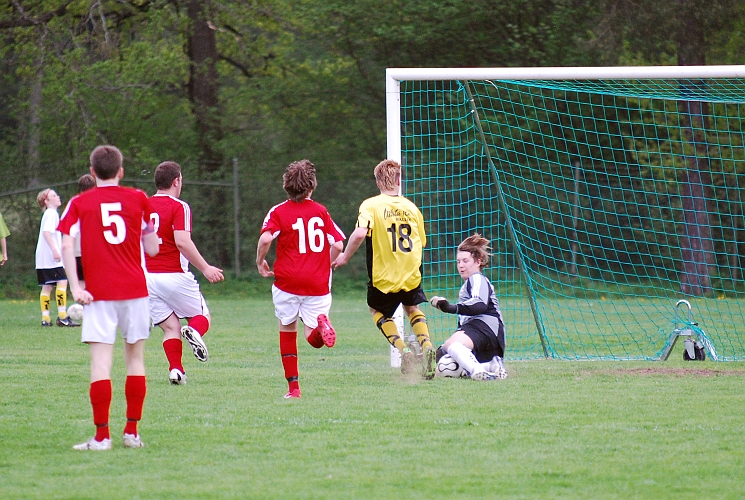 2010_0520_23.JPG - "Basse" Karlsson är framme för eventuell retur