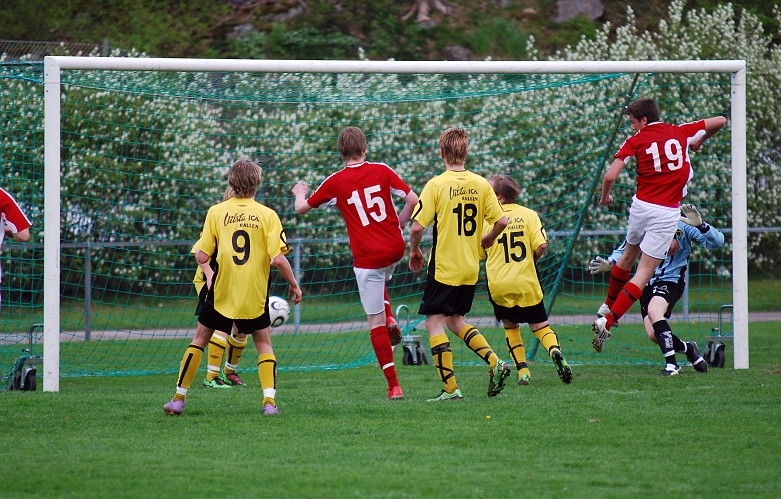 2010_0520_25.JPG - En hörna för Hallstahammar där bollen går rakt igenom målområdet