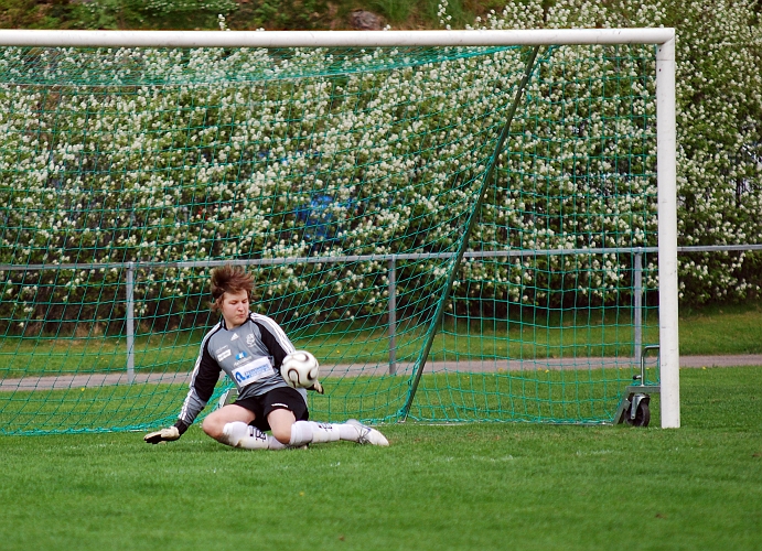 2010_0520_29.JPG - Hallstahammars målvakt gör en bra räddning på "Basse" Karlssons skott från distans