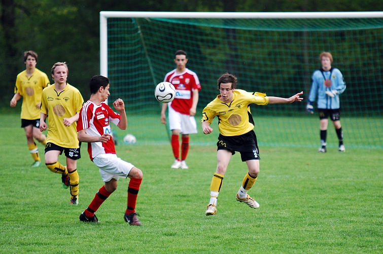 2010_0520_30.JPG - Jasmin Budynovic nickar undan bollen