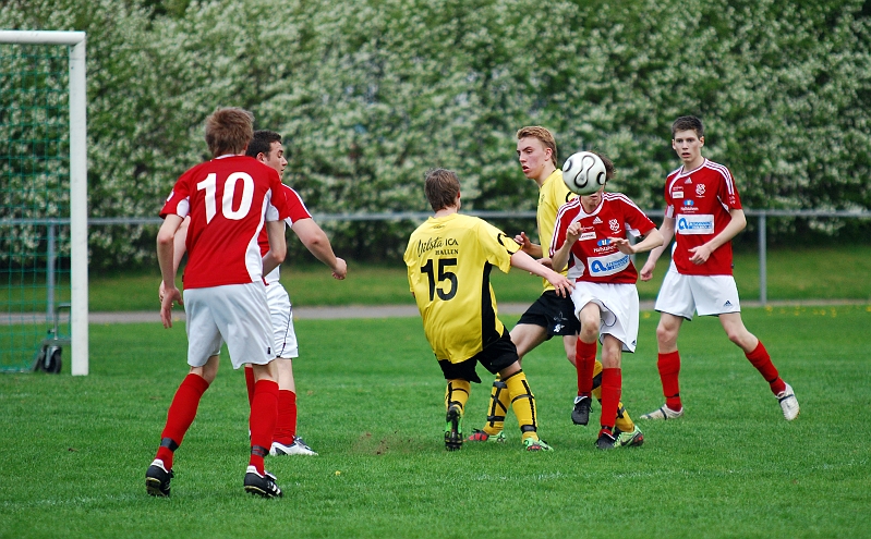 2010_0520_33.JPG - "Basse" Karlsson och Jesper Dahlström ligger på Hallstaförsvaret men de lyckas få undan bollen