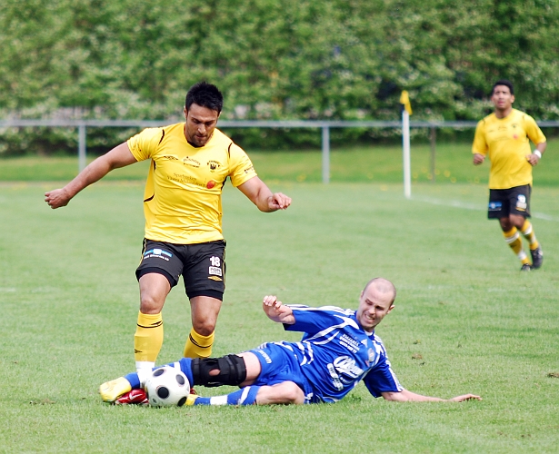 2010_0522_10.JPG - Arton Bekaj på väg fram över mittplan men blir fälld av Fagersta spelare, dock ingen frispark från domaren