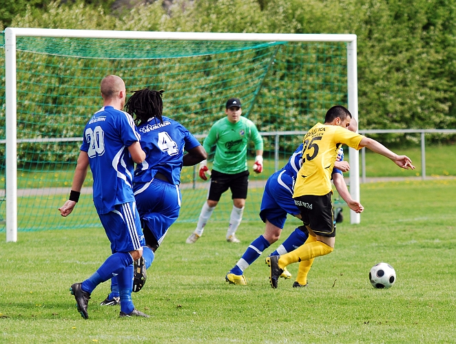 2010_0522_25.JPG - Mergim Bekaj jobbar på bra inne i Fagersta's straffområde