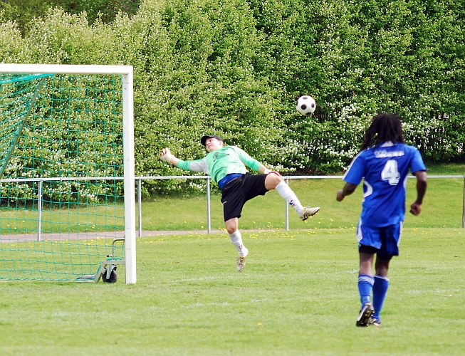 2010_0522_26.JPG - Fagersta's målvakt gör fantastisk "cirkusräddning", räddar bollen med sin högra hand bakom kroppen och bollen studsar ut från målet