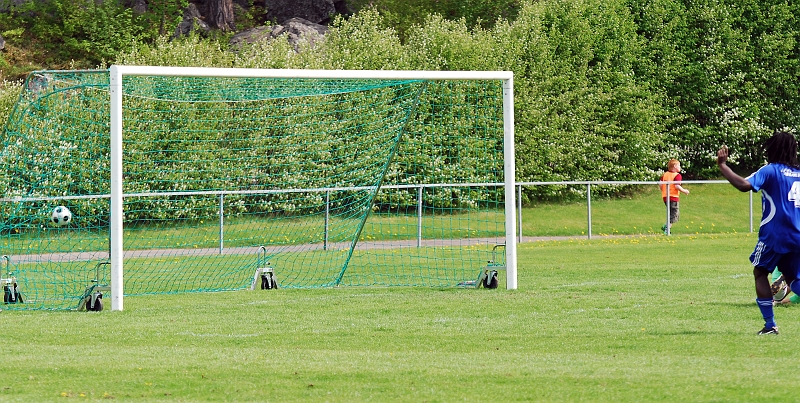 2010_0522_30.JPG - . . . . rätt in i nätmaskorna, 3-1 till Arboga Södra.