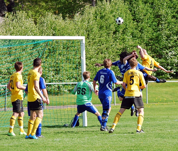 2010_0522_42.JPG - Gustav Gustavsson är uppe och nickar bollen strax utanför målramen