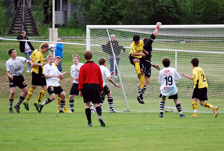 2010_0527_03.JPG - Sebastian "Basse" Karlsson ger Södra ledningen med 1-0 på nick redan efter 3 min.