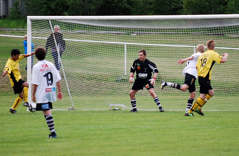 2010_0527_11.JPG - "Tak" får ett friläge med målvakten . . . .