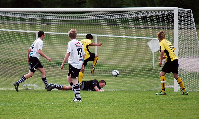 2010_0527_13.JPG - . . . . men returen skjuter "Tak" i mål via stolpen, 3-0 till Södra i 8:e minuten.