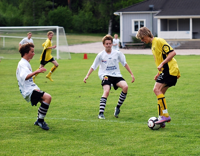 2010_0527_15.JPG - Simon Borell utmanar kolsvaspelarna