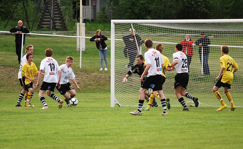 2010_0527_16.JPG - Ytterligare en farlig chans för Södra men kolsvaförsvaret får undan bollen