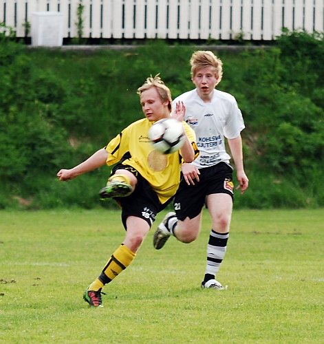 2010_0527_20.JPG - Jesper Dahlström trycker undan bollen på ett tillslag